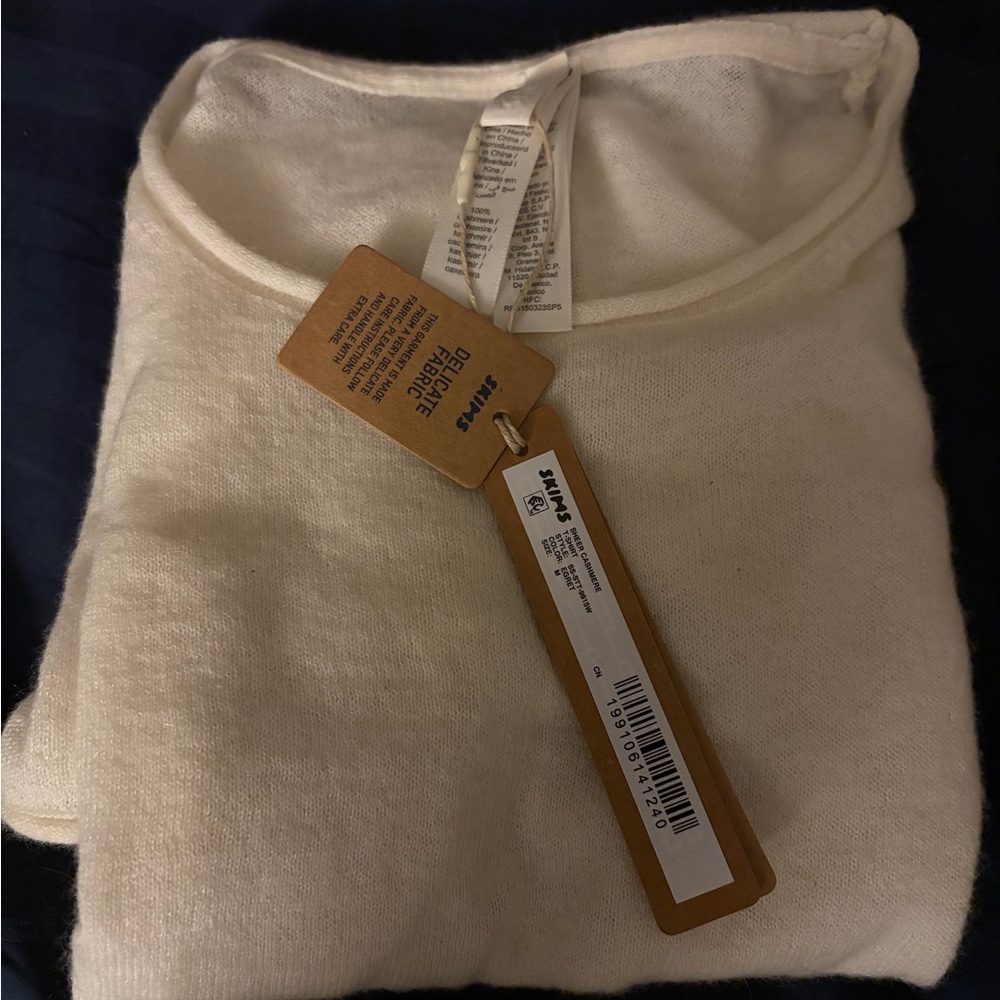 SKIMS FEATHERWEIGHT CASHMERE
TEE size M
Color Egret (cream)